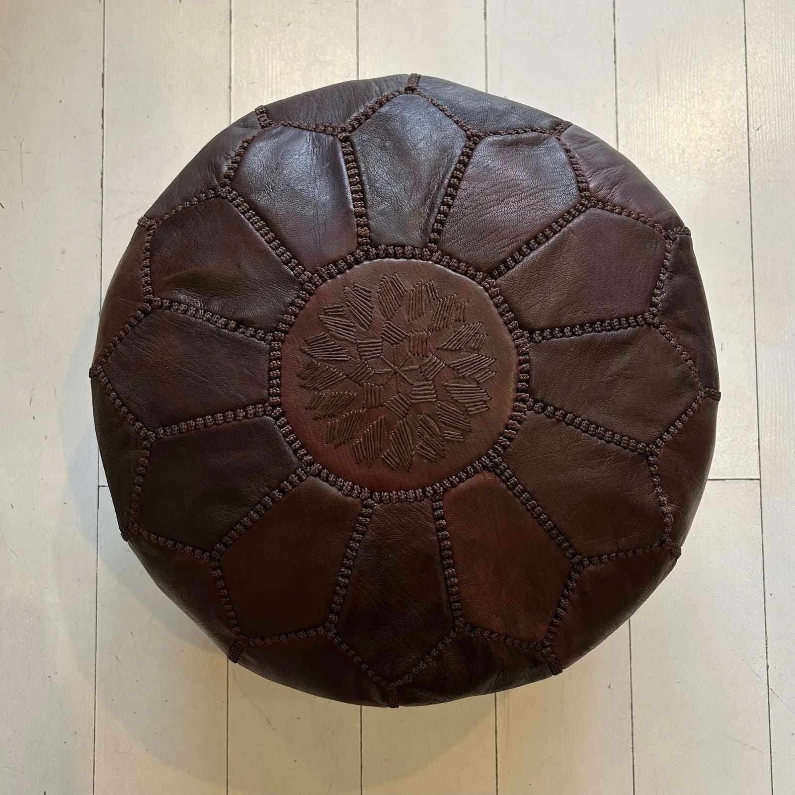 Petit pouf marocain brodé en cuir couleur espresso avec fermeture zippée