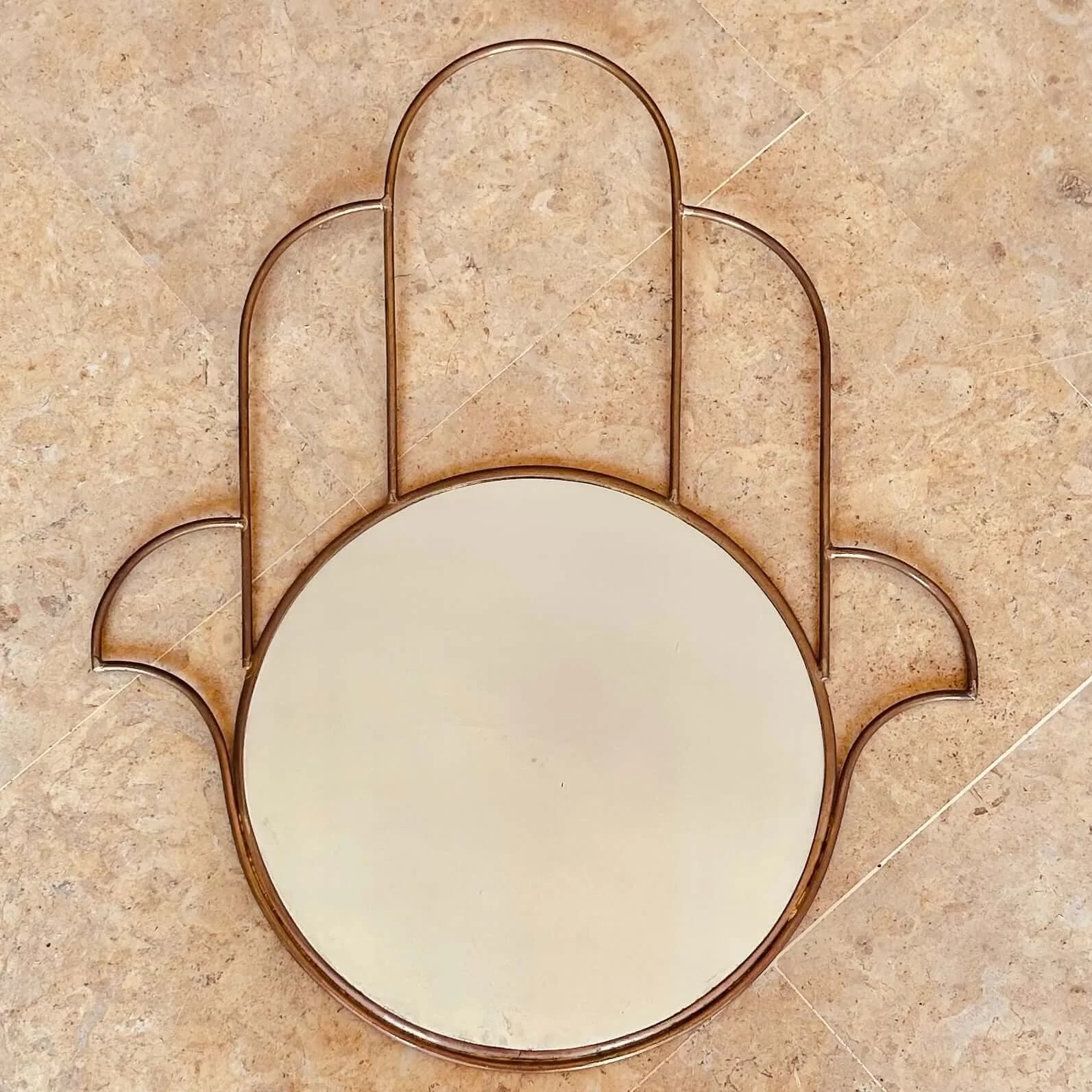 Miroir rond encadré d'une main de Fatma en laiton ajouré, artisanat marocain