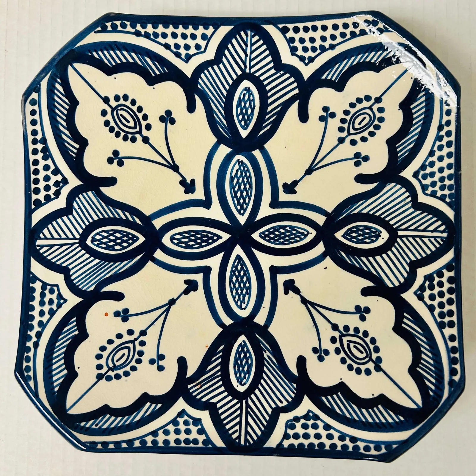 Plat carré en terre cuite rouge de Safi, céramique artisanale bleue et blanche