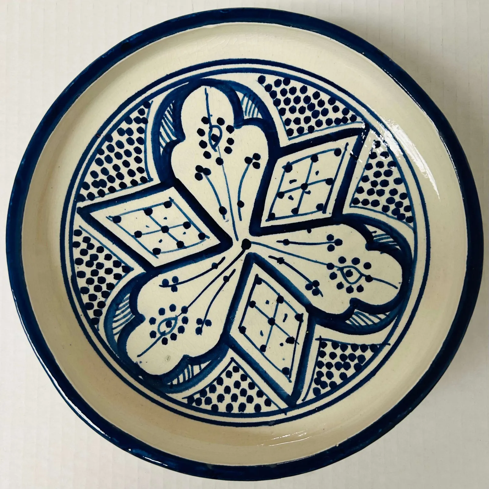 Bol rond en terre cuite rouge, peinture blanche et bleue indigo, poterie artisanale de Safi