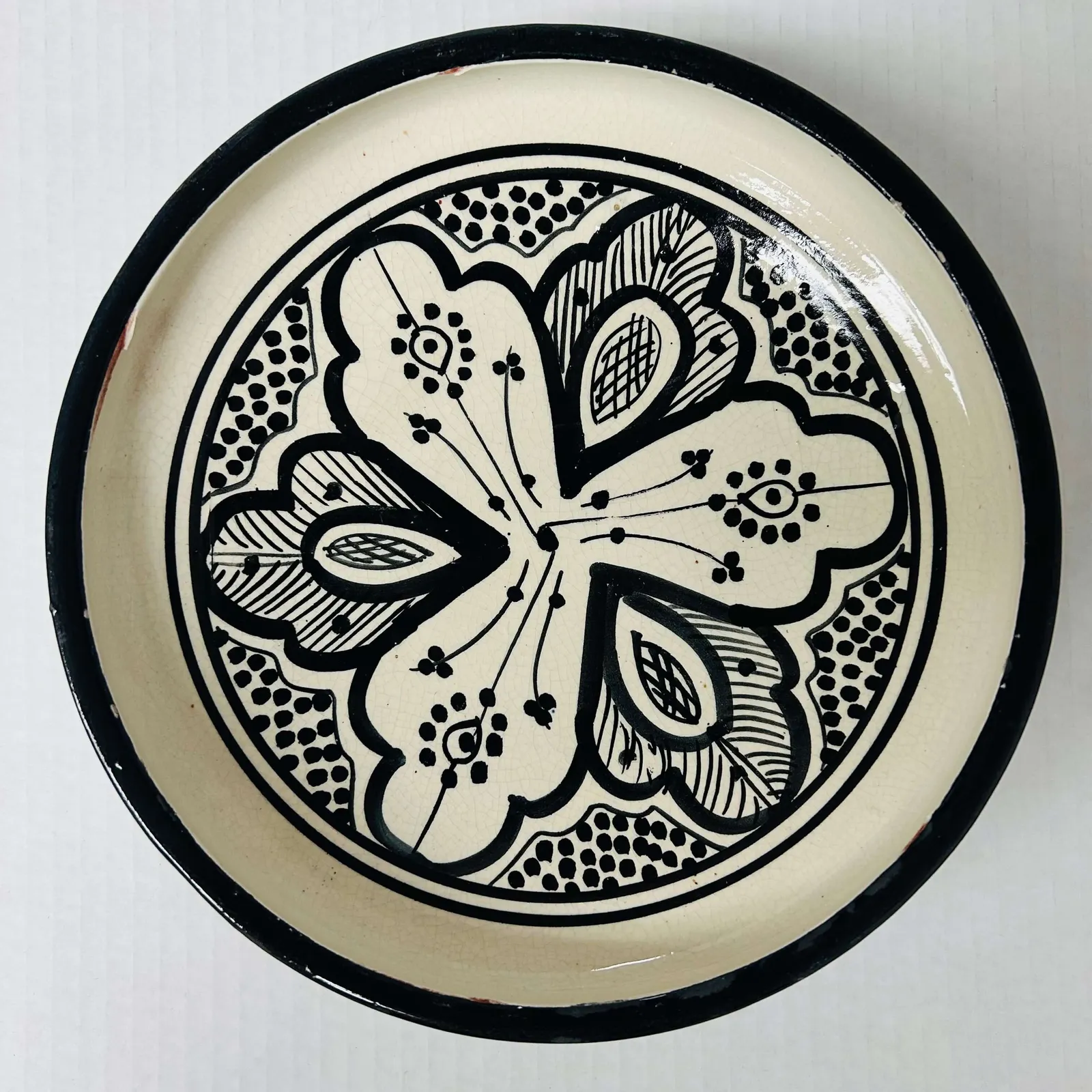 Bol rond en terre cuite rouge de Safi avec motifs noirs sur fond blanc