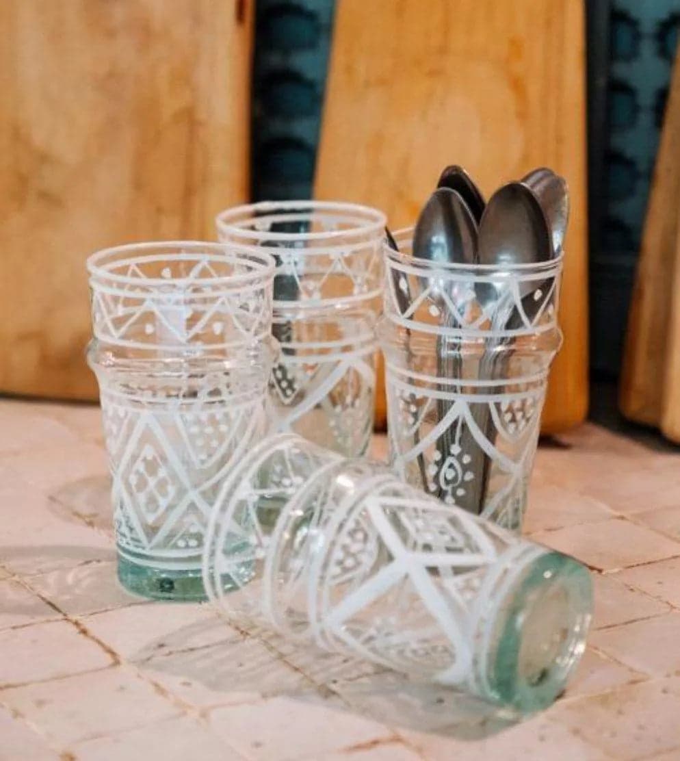 Lot de six grands verres beldi blancs artisanaux en verre soufflé