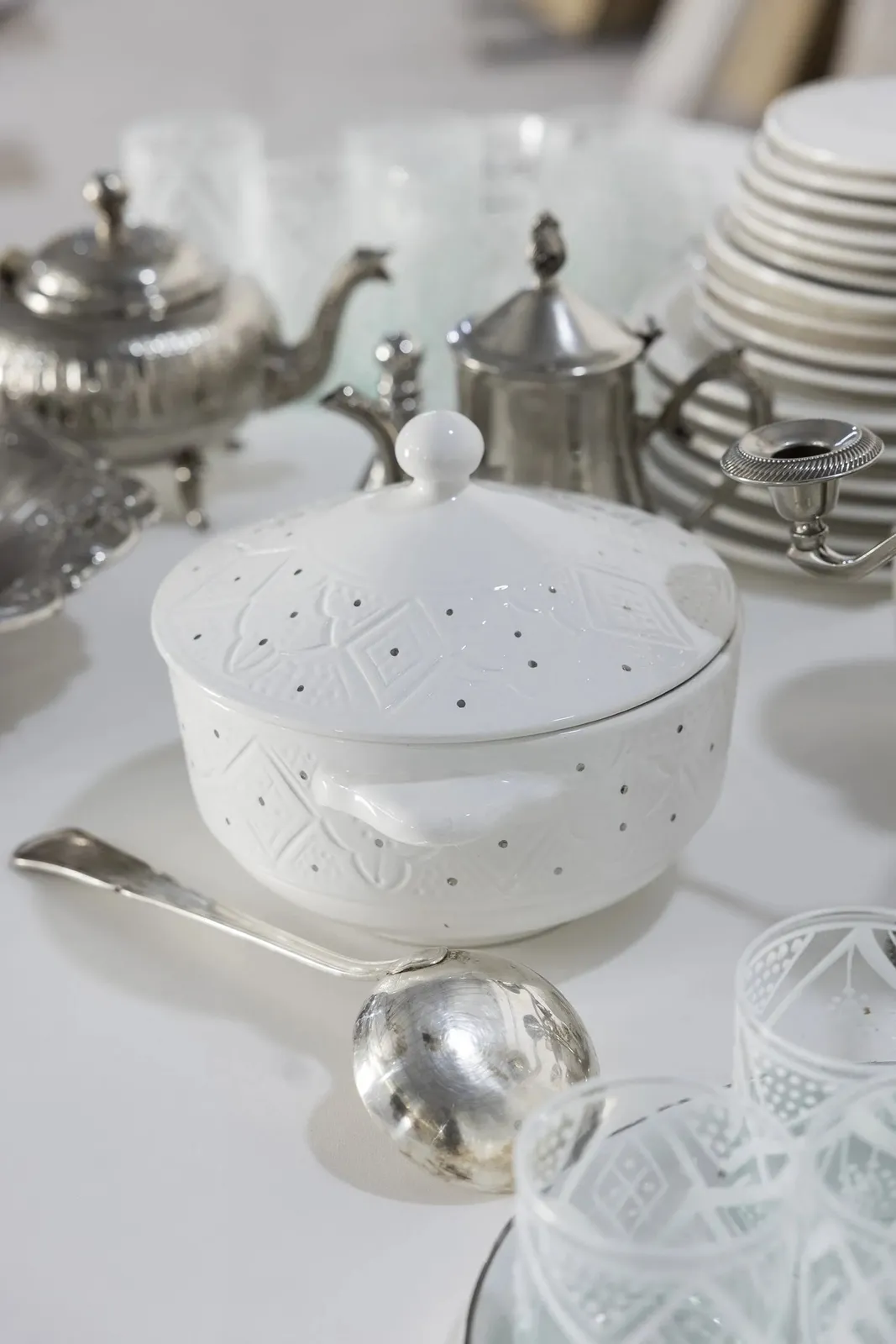 Soupière en céramique artisanale avec motifs en relief et finition argentée