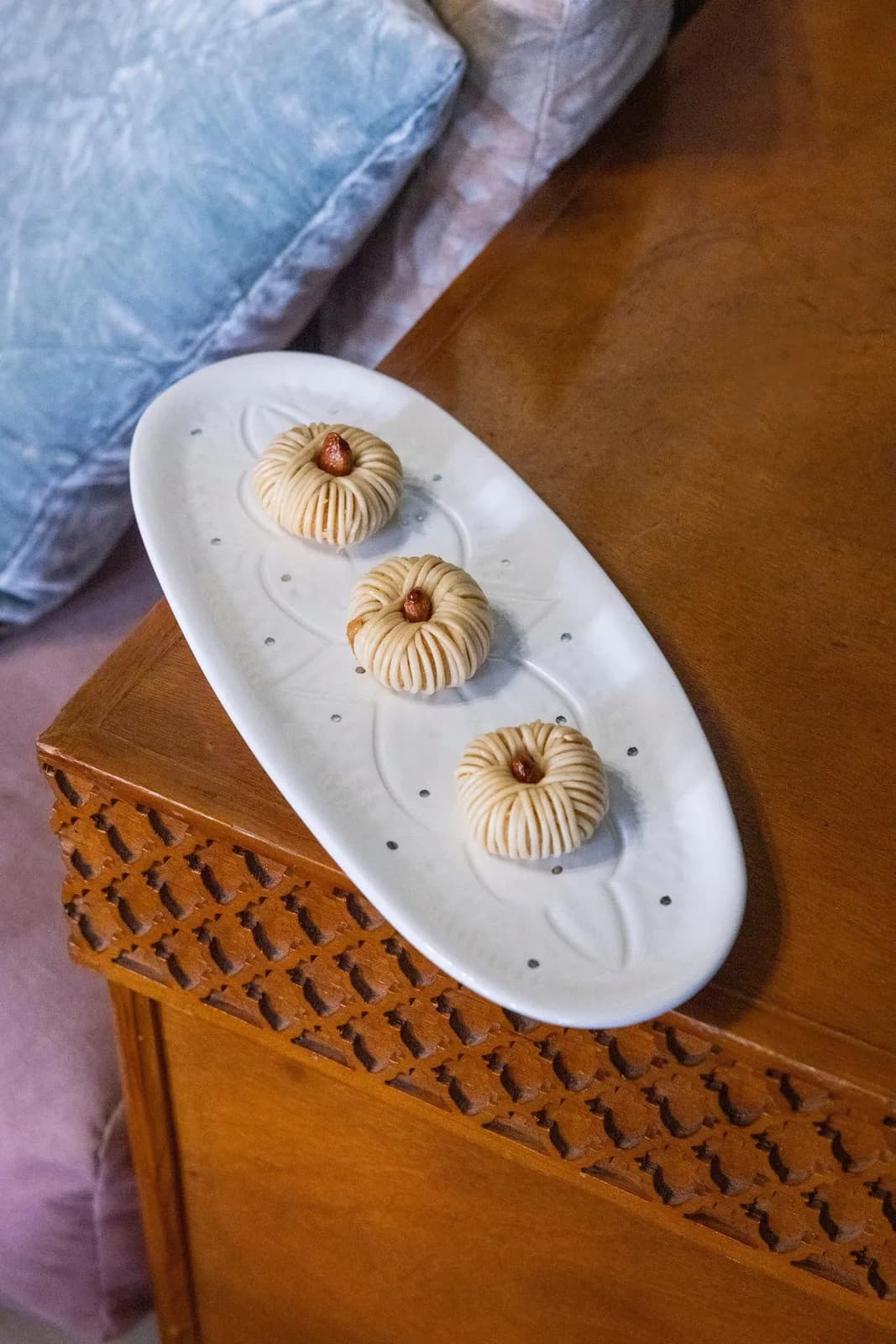 Petit plateau ovale en céramique artisanale avec décor argenté