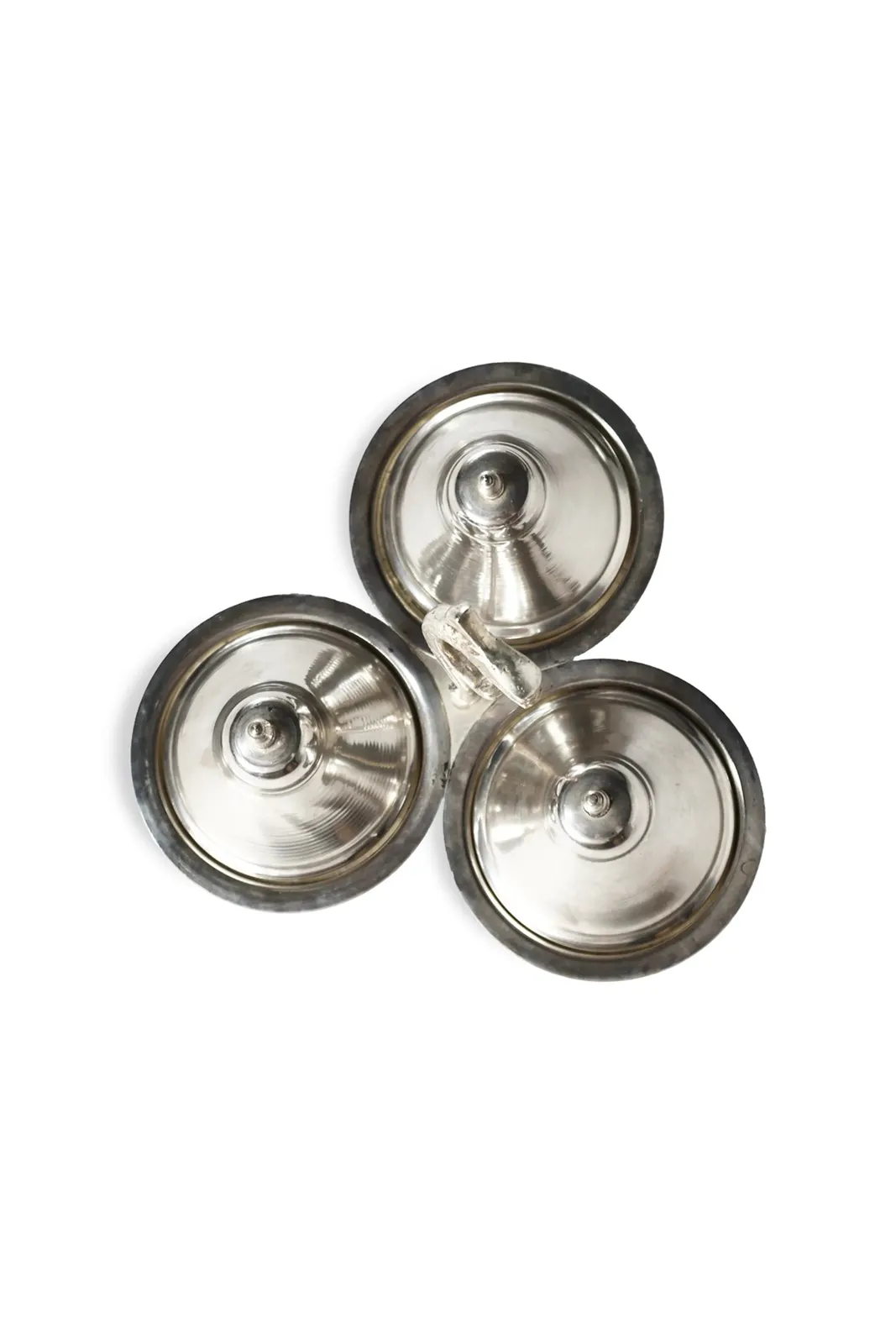 Serviteur avec trois petits tajines artisanaux métallisés de style vintage