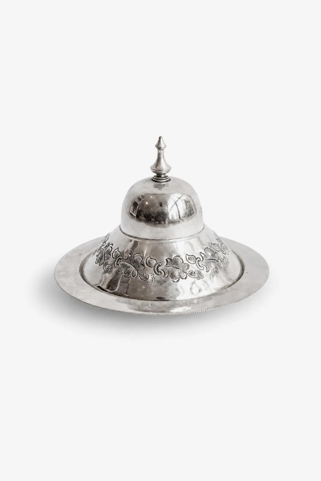 Tajine de présentation vintage en céramique artisanale avec motifs floraux gravés