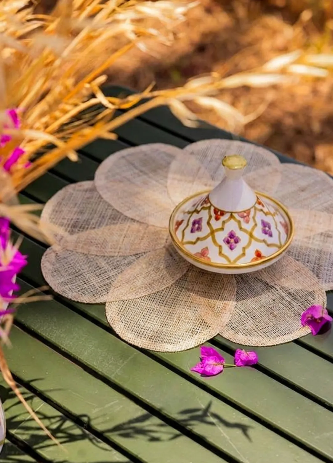 Petit tajine en céramique artisanale avec décor doré traditionnel