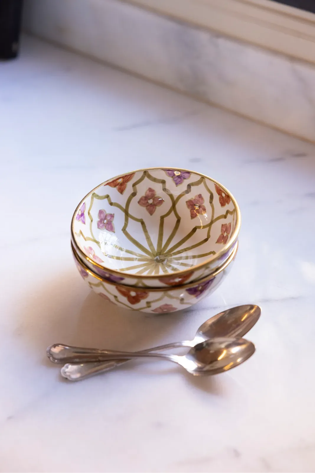 Petit bol bas en céramique artisanale marocaine avec décor doré