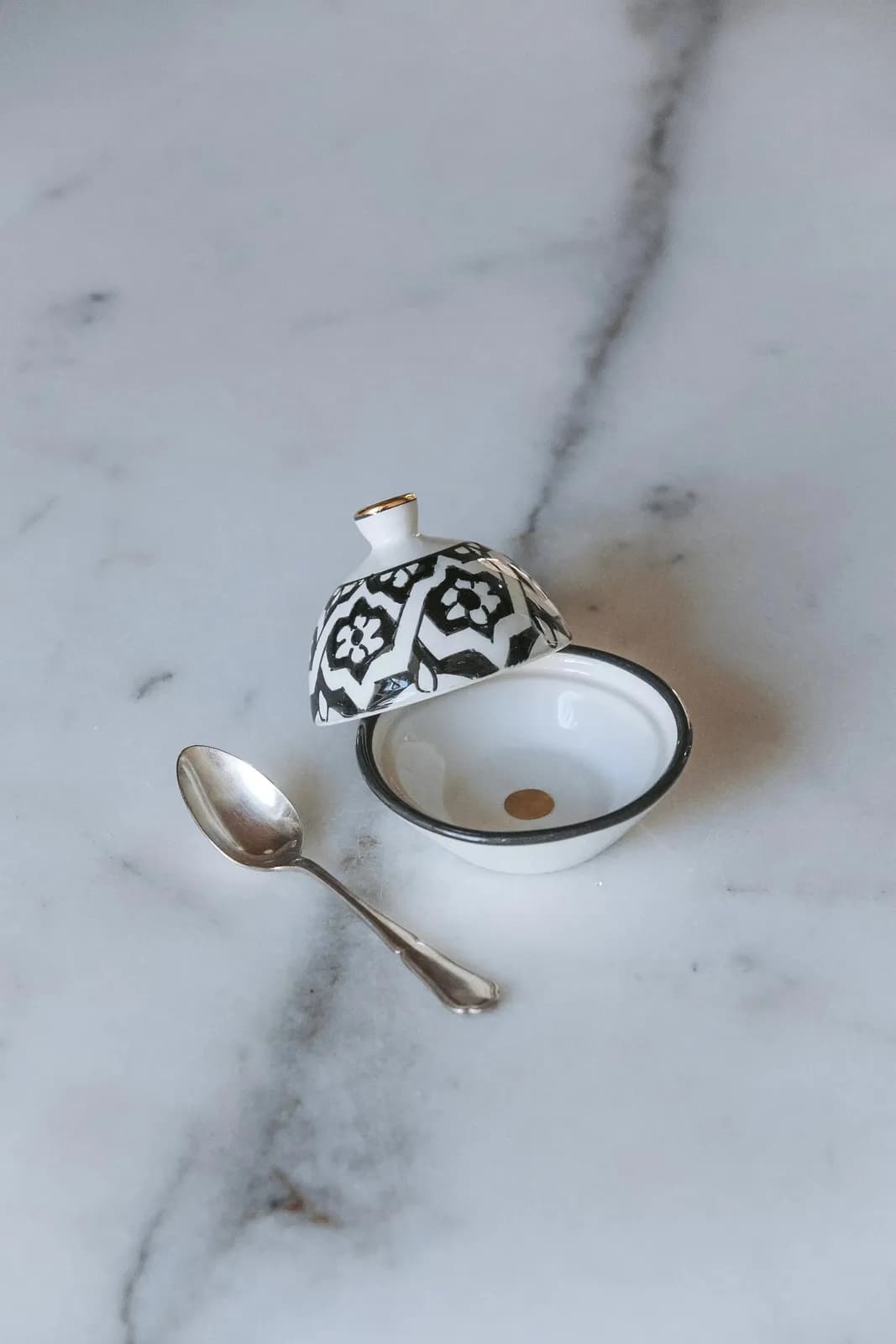 Sucrier en céramique noire avec détails en or 12 carats