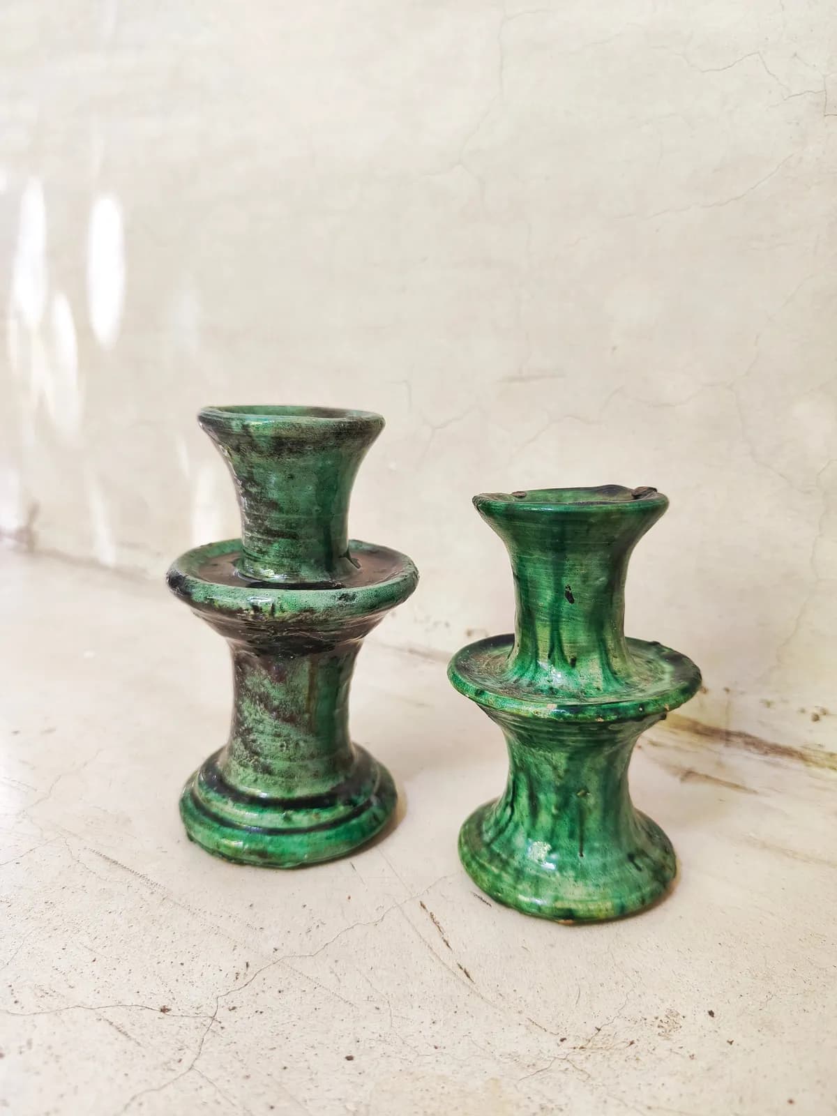 Deux bougeoirs en céramique verte artisanale de Tamegroute, Maroc