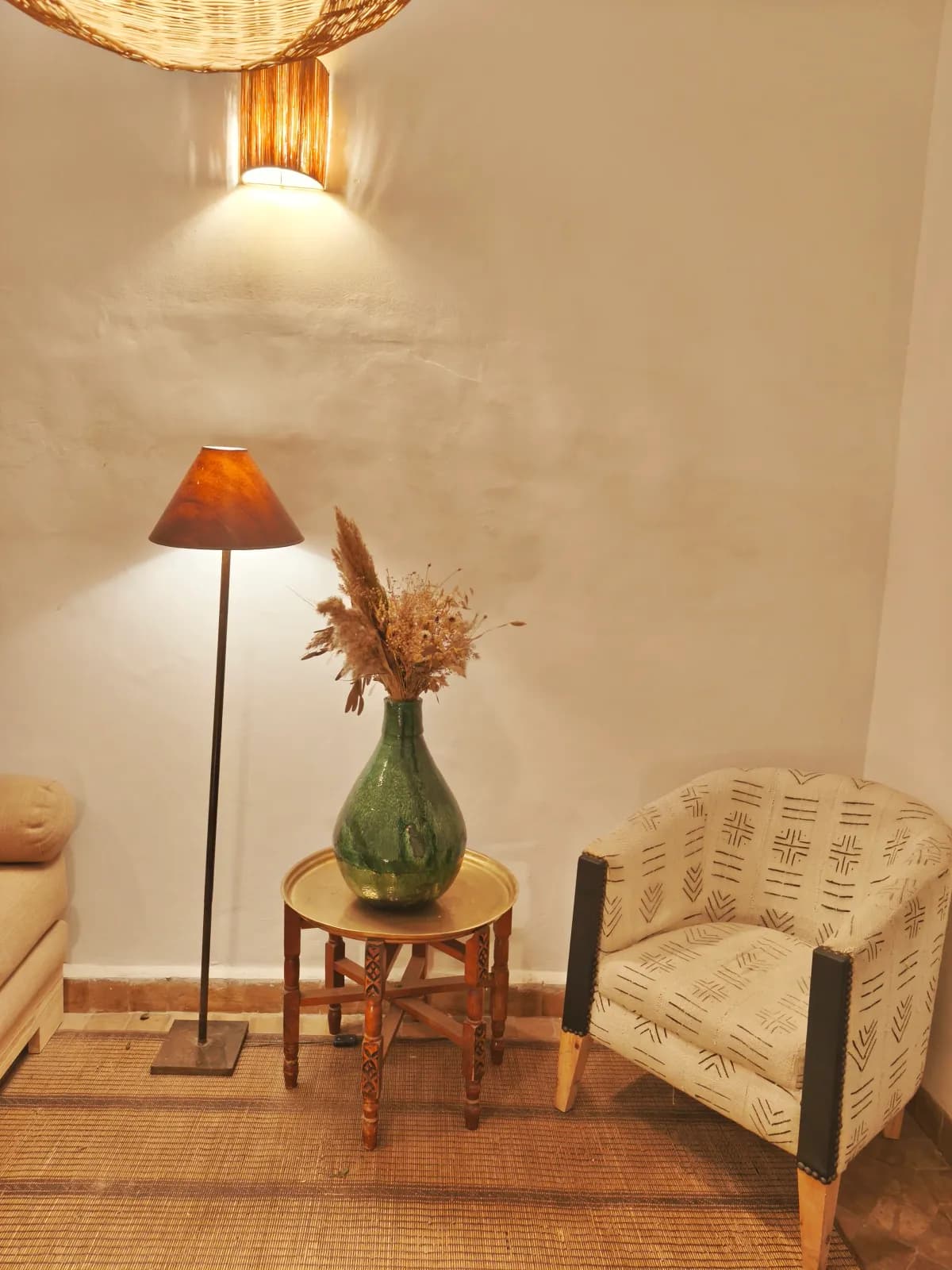 Grand vase en céramique verte Tamegroute avec texture artisanale marocaine
