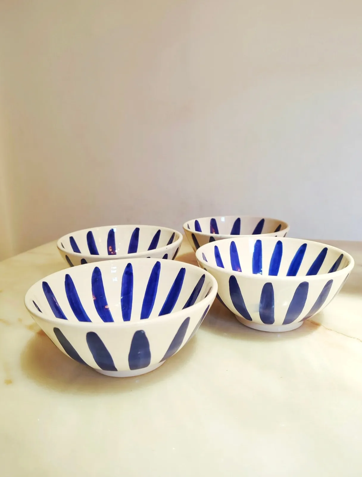 Set de 4 bols en poterie Tamegroute blanche avec rayures bleu indigo peintes à la main