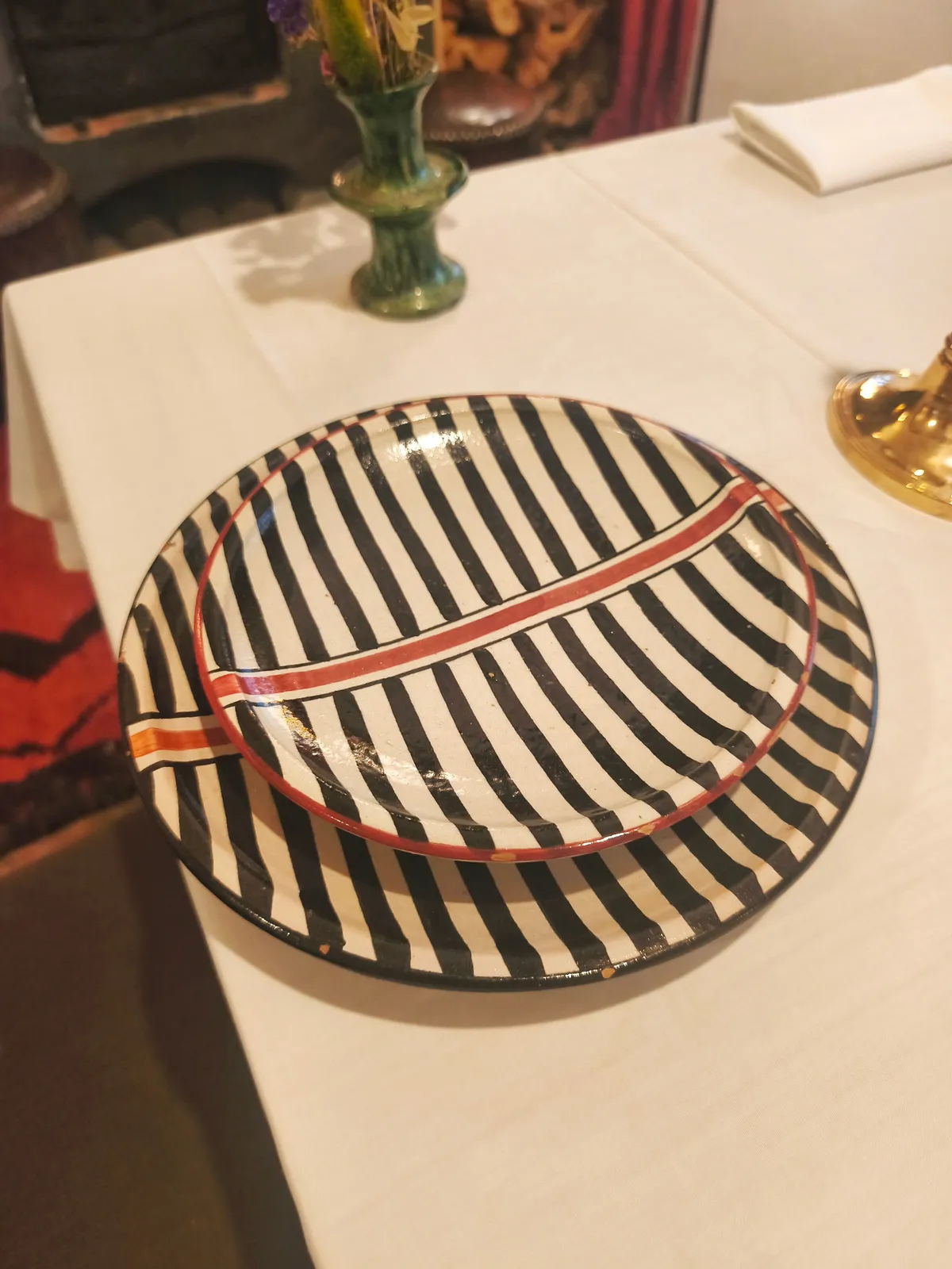 Set de deux assiettes en céramique marocaine peintes noir, blanc et rouge