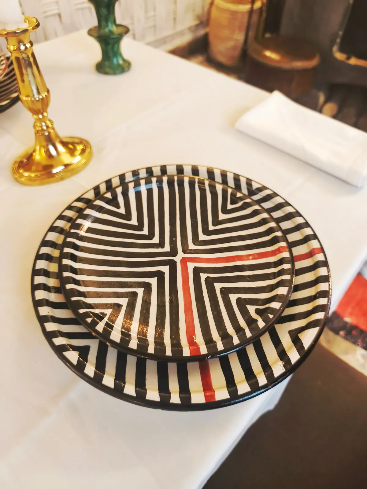 Ensemble de deux assiettes rondes en céramique peinte à la main noir, blanc et rouge