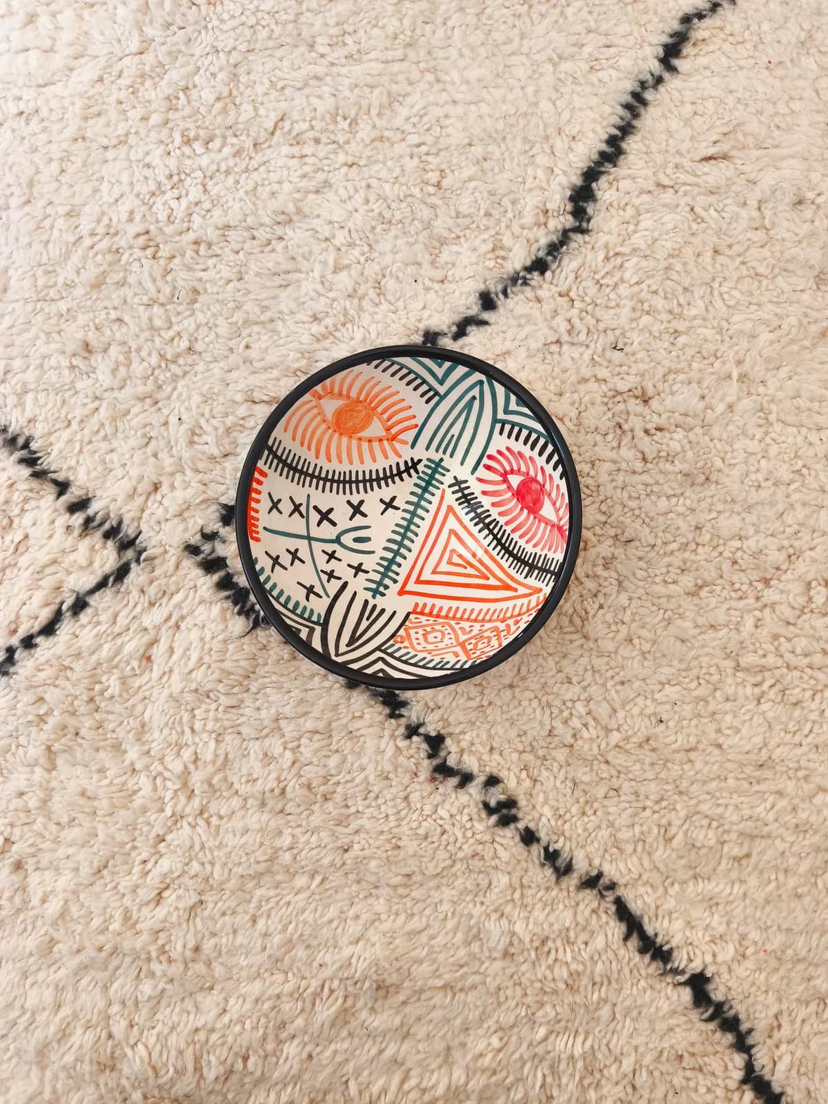 Bol en céramique artisanale marocaine de 25 cm peint à la main avec motif œil berbère