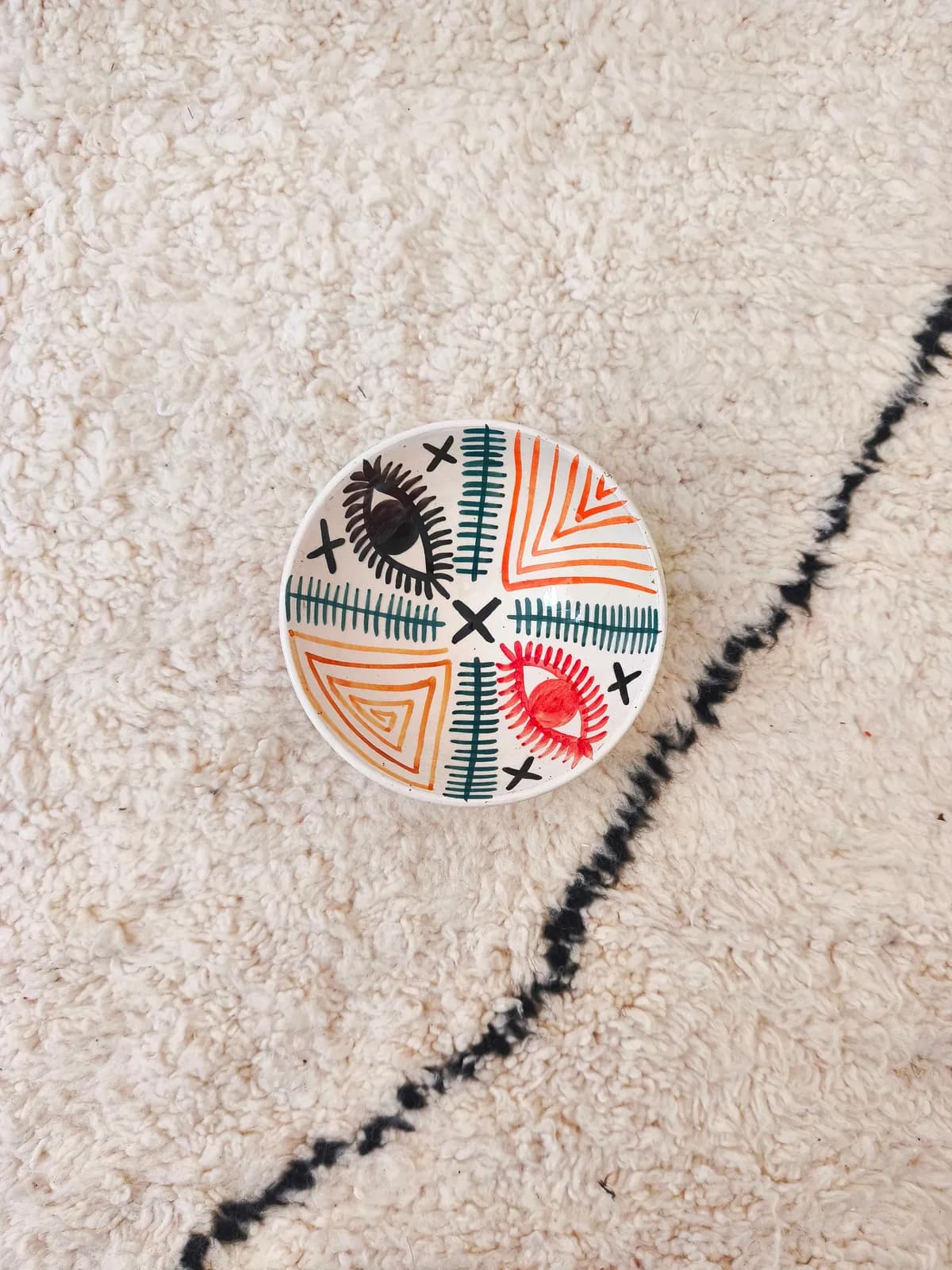 Bol en céramique artisanale peinte à la main avec motifs yeux traditionnels