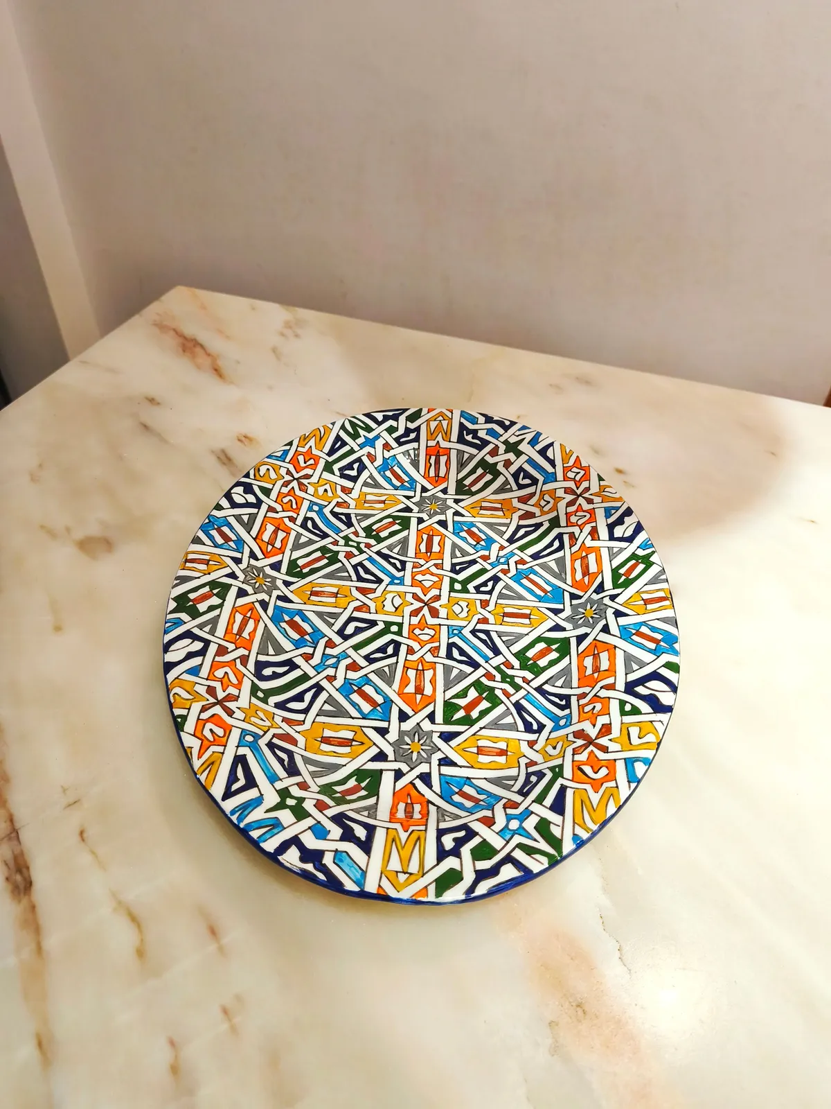 Grande assiette artisanale en céramique de Fès avec motifs zellige colorés