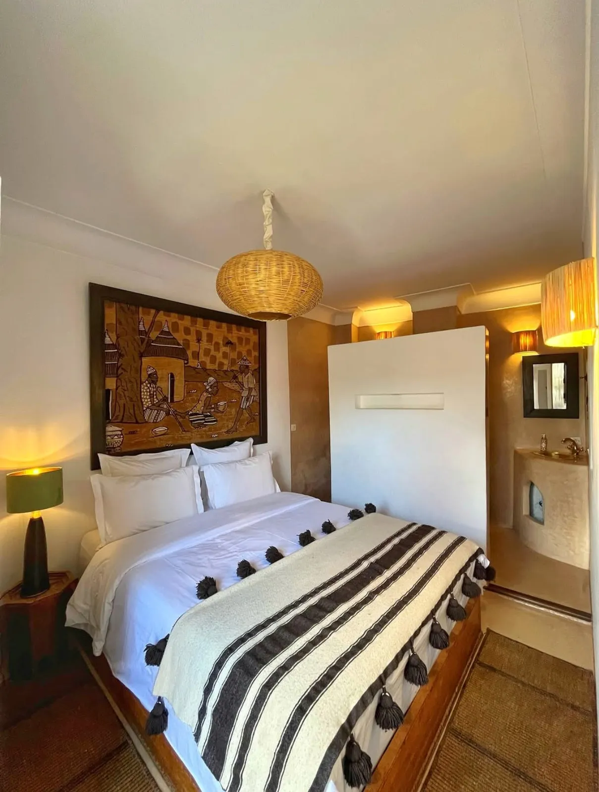 Plaid marocain en laine rayé marron et blanc avec pompons bruns fait main