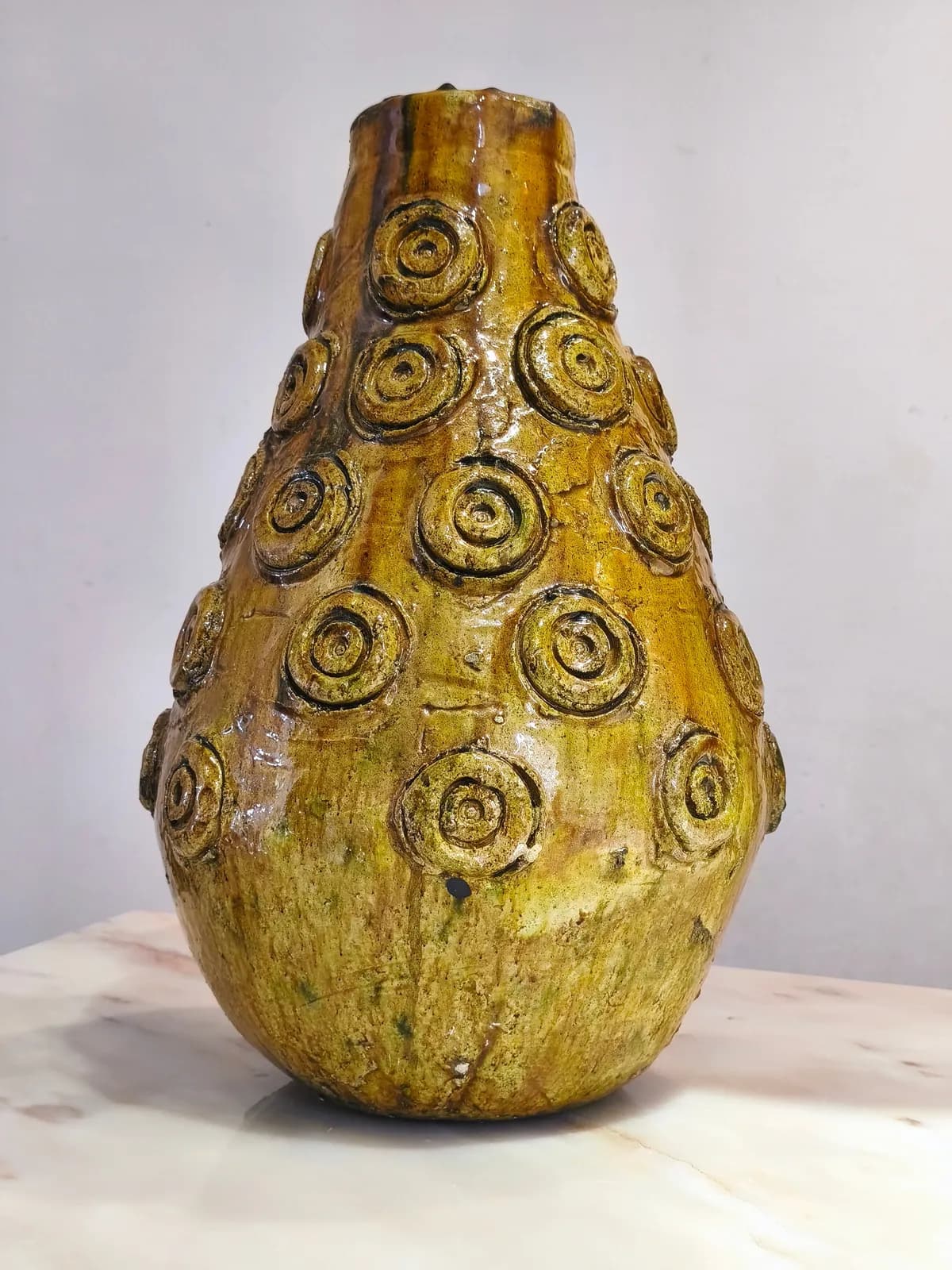Vase en céramique Tamegroute dorée avec motif spirale en relief