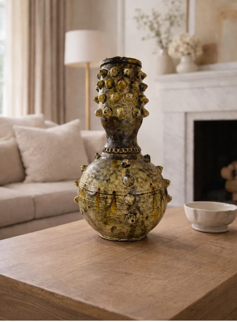 Vase en céramique verte avec texture en relief, fait main au Maroc