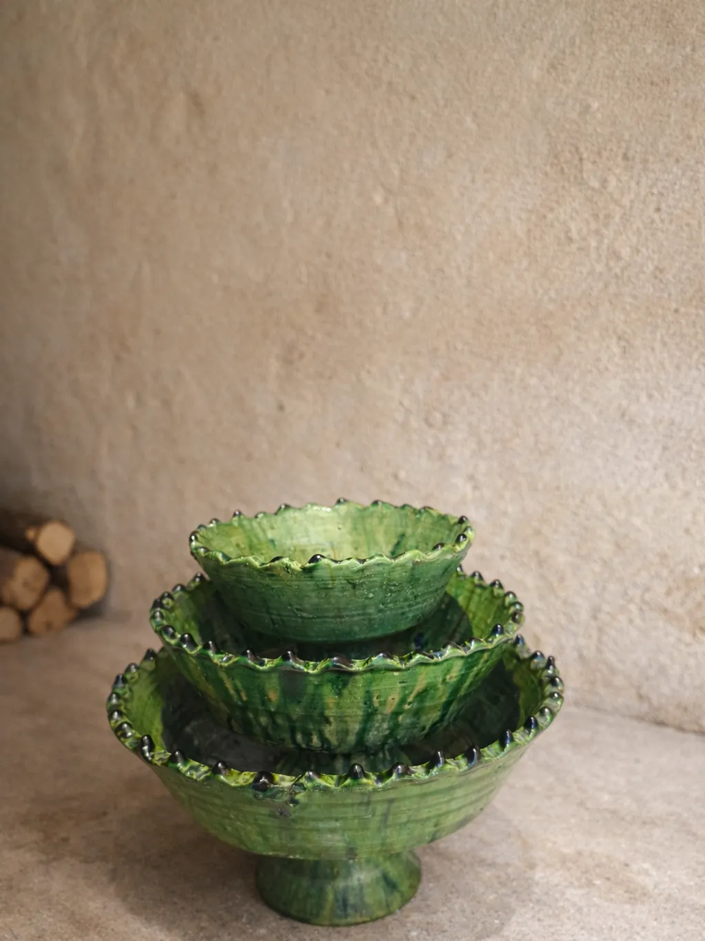 Lot de trois bols en céramique verte à pied fabriqués à la main à Tamegroute, Maroc