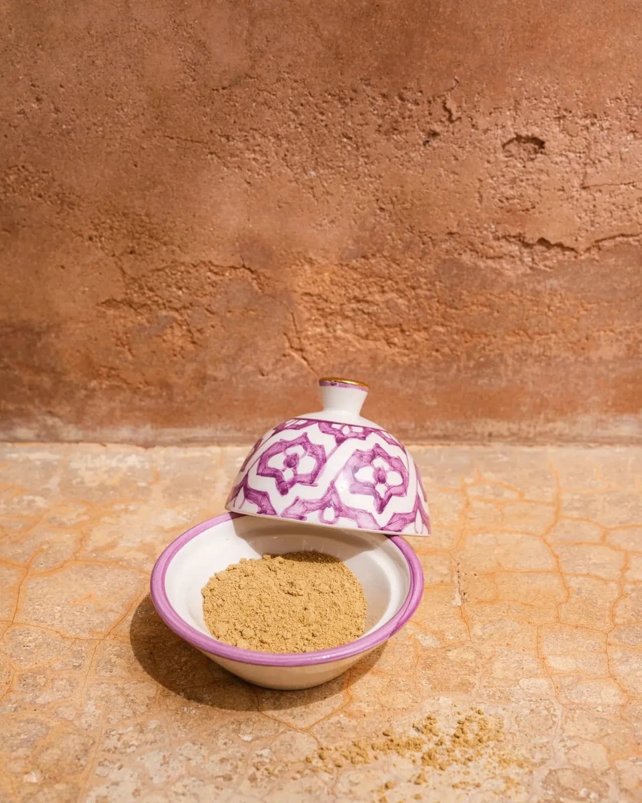 Boîte à délice ronde en céramique lilas avec intérieur doré