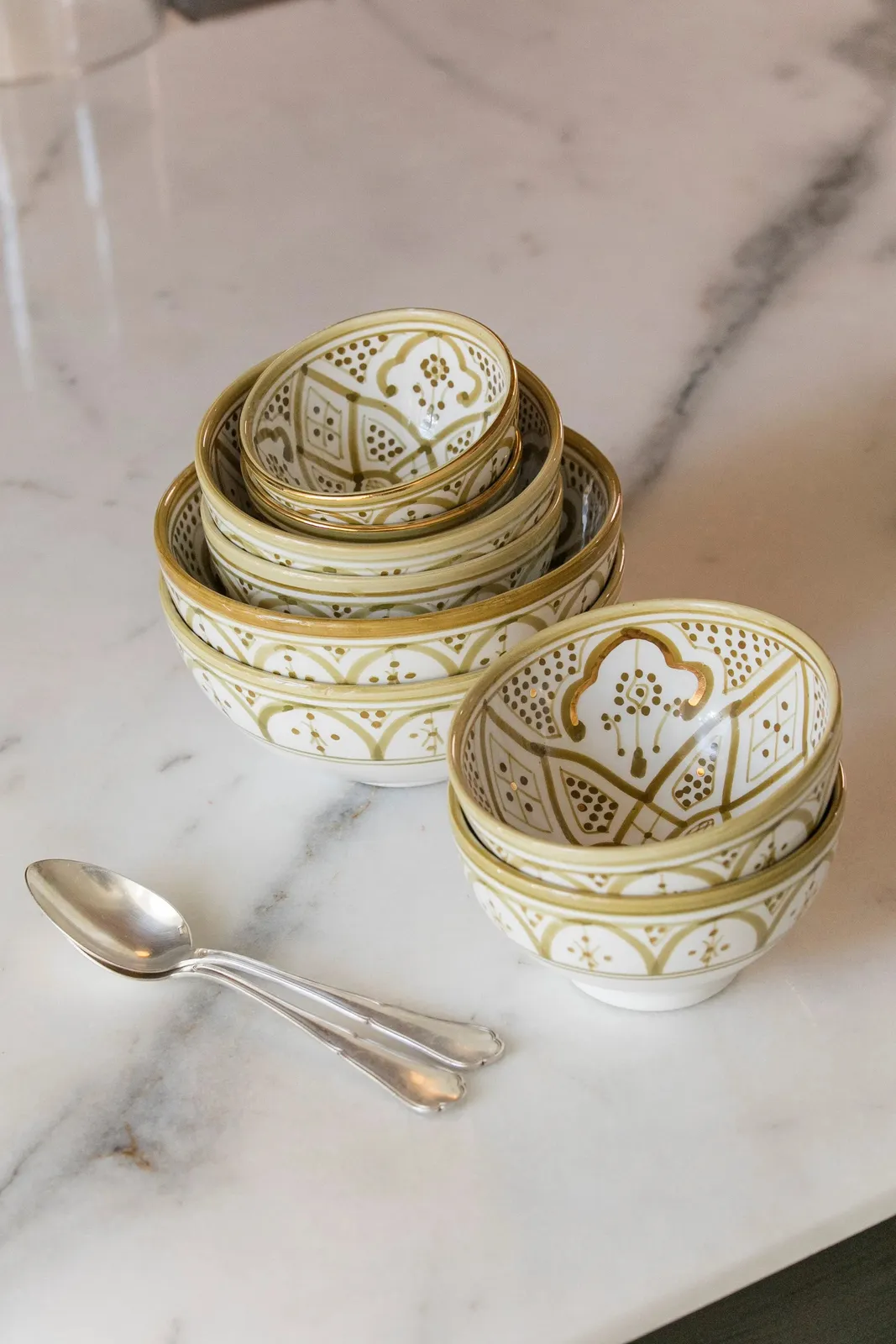 Saladier rond en céramique artisanale noire fabriqué à la main au Maroc
