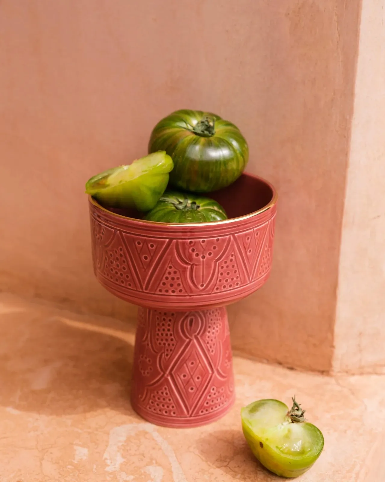 Bol moyen en céramique artisanale couleur aubergine, utilisé pour apéritif.
