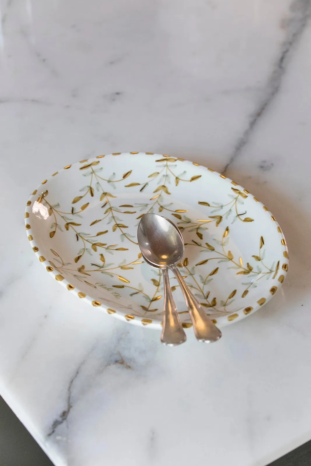 Plat ovale large en céramique artisanale avec décor en or